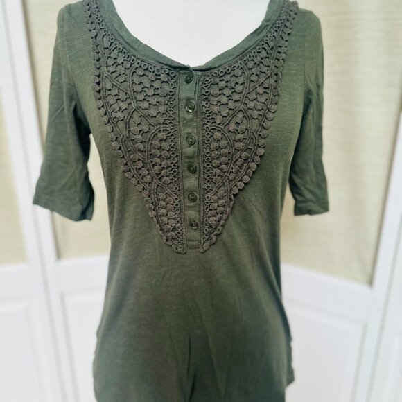 Old Navy Army Green Top Lace Front Short Sleeved Top V-Neck Buttons Boho Top - Picture 2 of 5